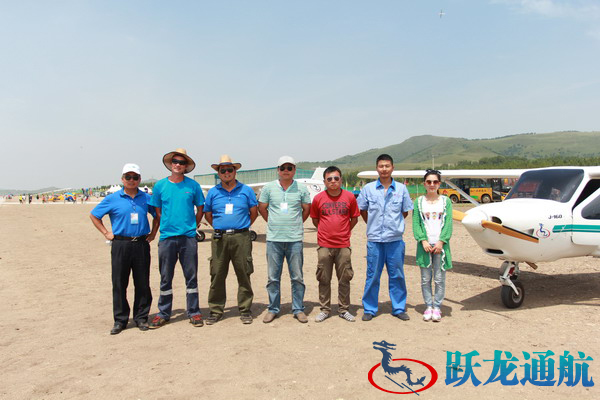 躍龍通航團(tuán)隊(duì)參加飛行大會(huì)活動(dòng)合影留念